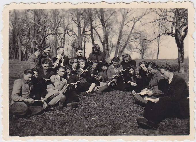 Jonas Mikelinskas Saločių parke su savo auklėtiniais pamokos metu